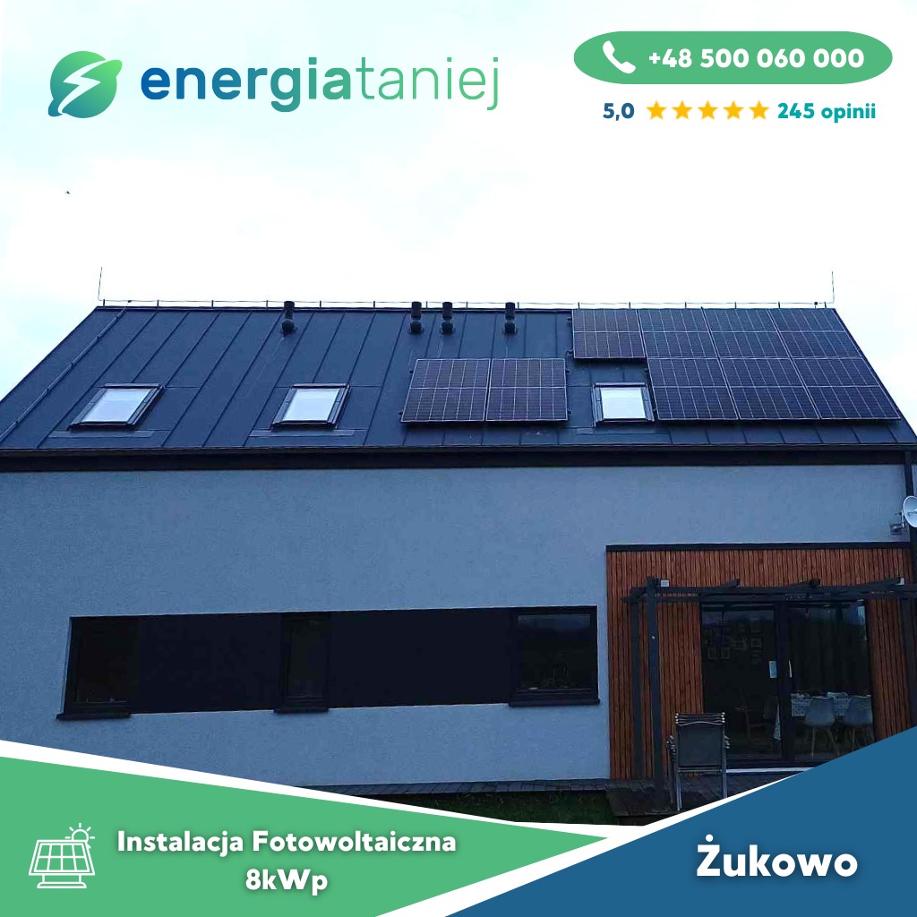 Dom jednorodzinny z zainstalowanymi panelami słonecznymi na dachu pokrytym blachą, widoczne okna dachowe i kominy wentylacyjne, na dole grafika z napisem Instalacja Fotowoltaiczna 8kWp i Żukowo.