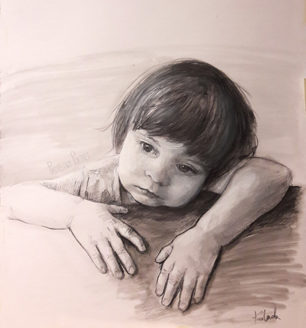 Monochromatyczny portret dziecka z melancholijnym wyrazem twarzy, opartego o dłonie, z widocznym podpisem artysty w prawym dolnym rogu.
