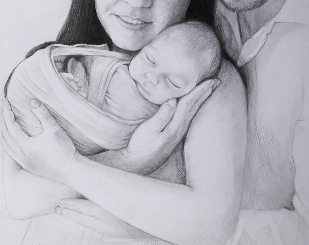 Portret ołówkowy przedstawiający młodą matkę trzymającą śpiące niemowlę w chuście, obok stoi mężczyzna, delikatne cieniowanie, realistyczny styl.