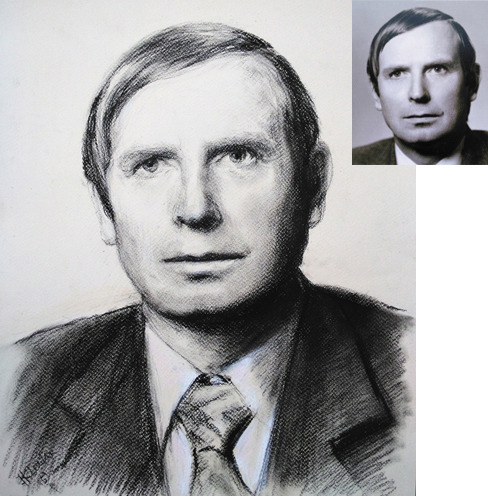 Portret mężczyzny w garniturze, wykonany techniką rysunku węglem, z referencyjnym zdjęciem w prawym górnym rogu.