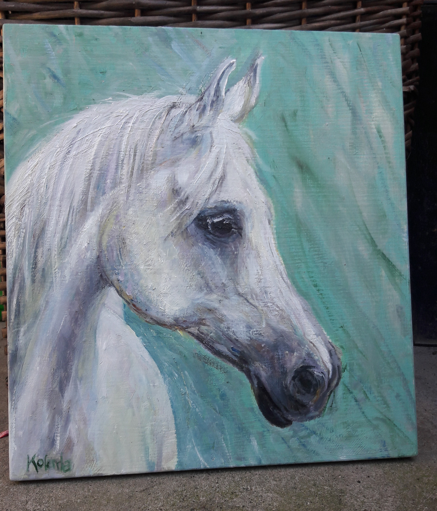 Portret białego konia namalowany farbami olejnymi na płótnie o turkusowym tle, widoczny podpis artysty w lewym dolnym rogu.