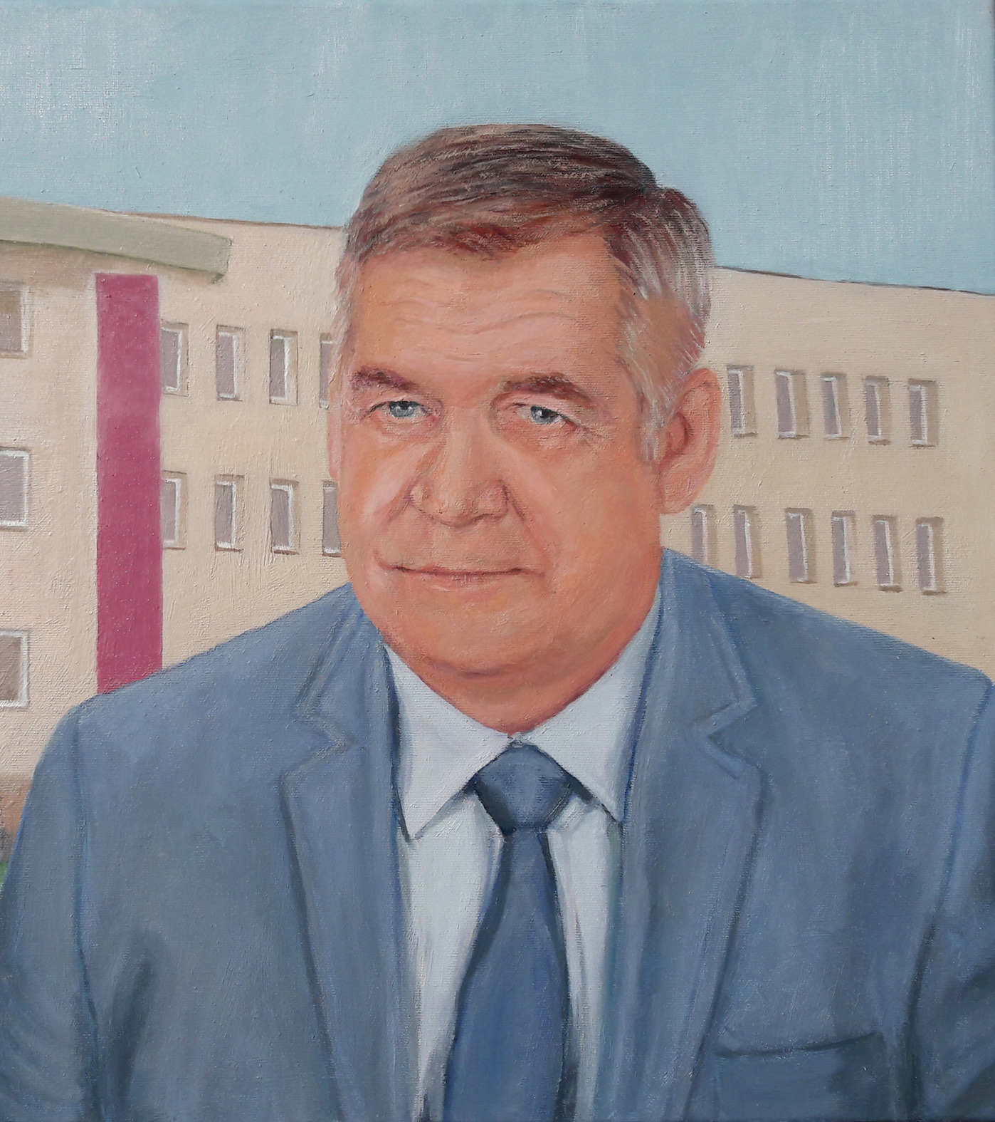 Olejny portret mężczyzny w garniturze na tle budynku z wieloma oknami, wykonany w stonowanych kolorach.