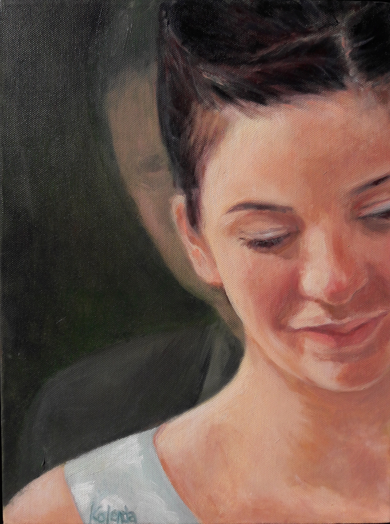 Portret młodej kobiety z delikatnym uśmiechem, namalowany na płótnie z widoczną fakturą, z ciemnym tłem i subtelnym cieniem postaci w tle, sygnowany w lewym dolnym rogu.