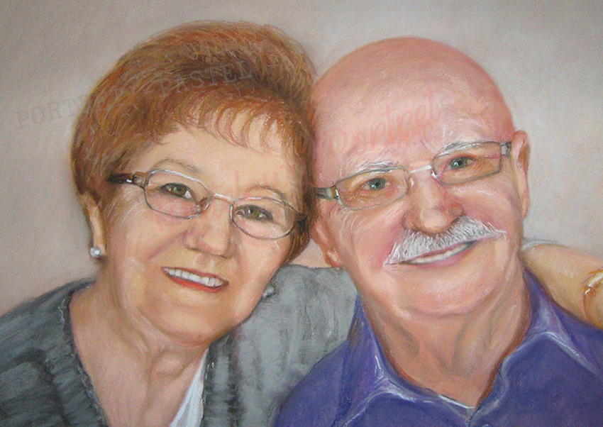 Portret pastelami uśmiechniętej starszej pary w okularach, z widoczną fakturą papieru i śladami kredek.