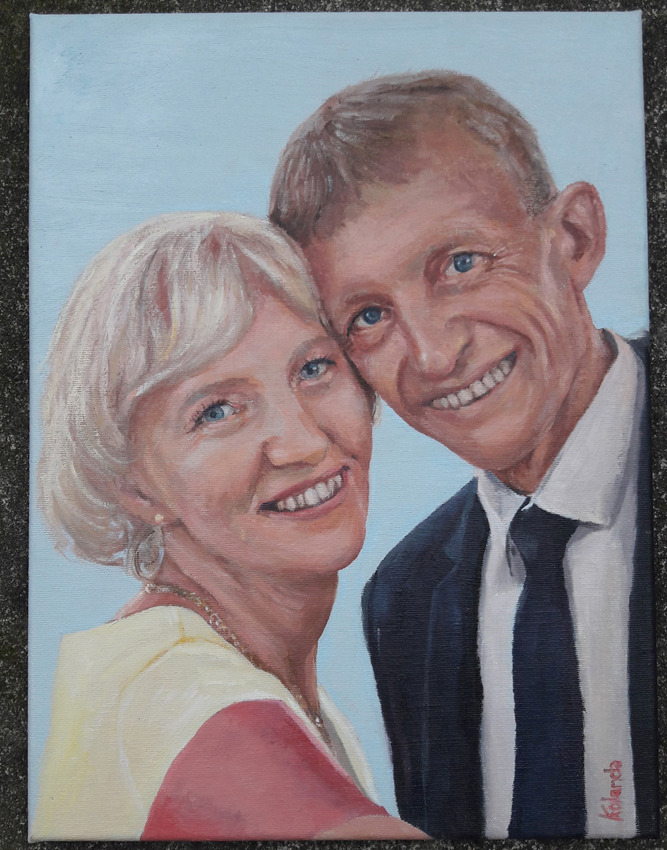 Portret olejny uśmiechniętej pary, ona z blond włosami i kolczykami, on w garniturze i krawacie w paski, na jasnoniebieskim tle.