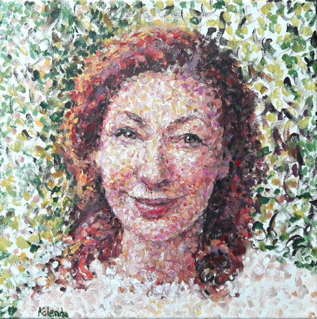 Portret kobiety z rudymi włosami namalowany drobnymi pociągnięciami pędzla na tle abstrakcyjnych, zielono-żółtych liści. Widoczny podpis autora w lewym dolnym rogu.