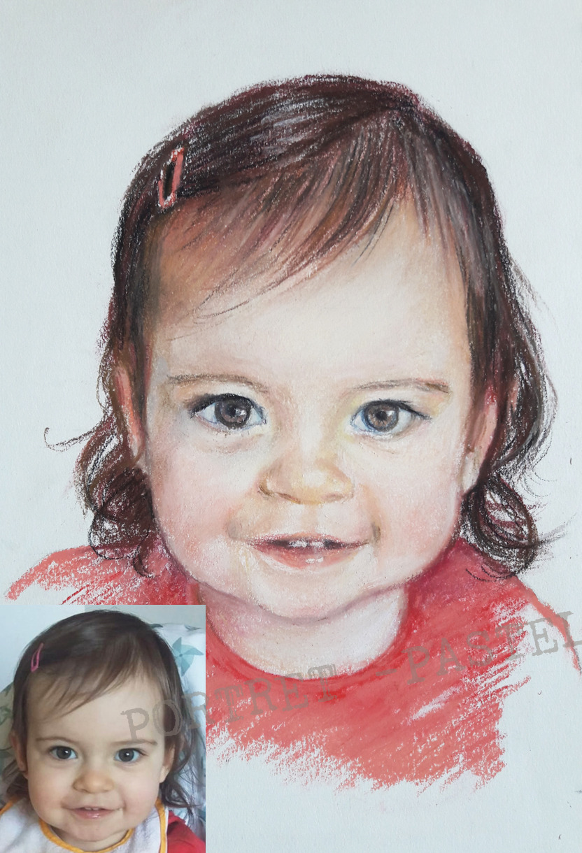 Portret pastelami małej dziewczynki z brązowymi włosami i różową spinką, obok zdjęcie referencyjne.