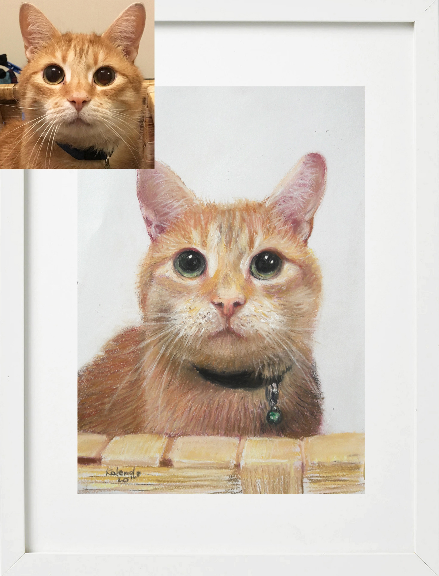 Portret pastelami rudego kota z zielonymi oczami, wzorowany na zdjęciu umieszczonym obok, oprawiony w białą ramkę.