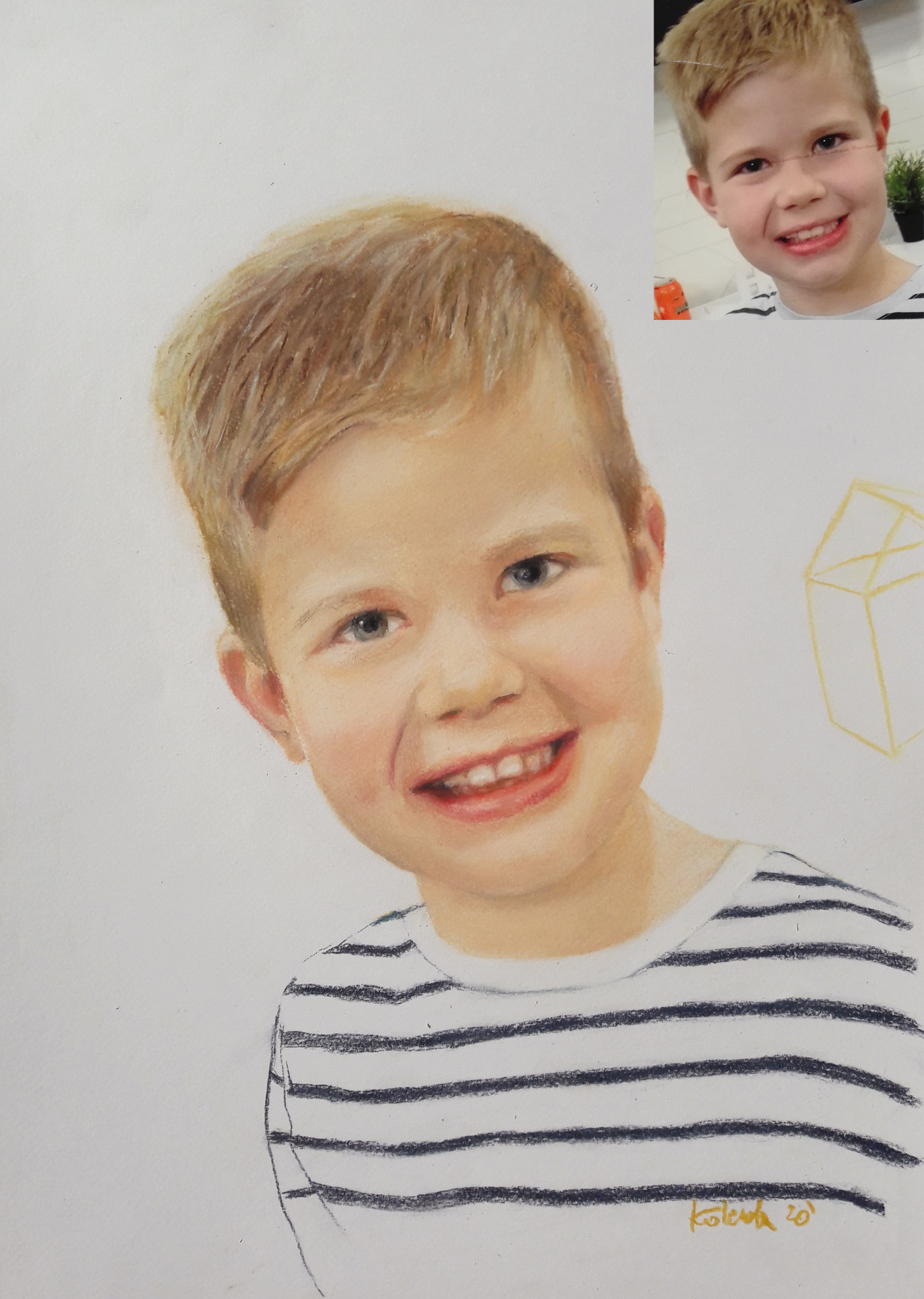 Portret uśmiechniętego chłopca w koszulce w paski, narysowany pastelami, z dołączonym zdjęciem referencyjnym w prawym górnym rogu. W prawym górnym rogu widoczny szkic kostki.