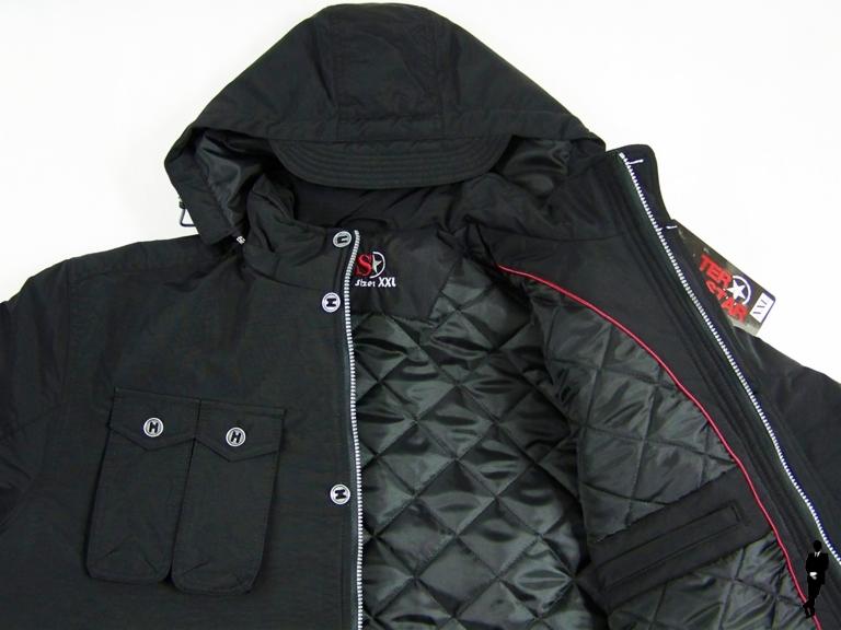 Czarna, rozpięta kurtka z kapturem, odsłaniająca pikowaną podszewkę, uszyta w Zgierzu. Widoczne kieszenie, guziki i logo firmy na piersi.