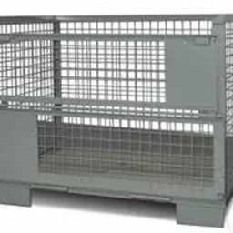 Metalowy, ażurowy pojemnik transportowy w kolorze szarym, z widocznymi spawami i elementami konstrukcyjnymi, ustawiony na białym tle.