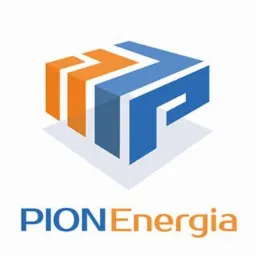 Logo firmy PION Energia przedstawiające trójwymiarowy, stylizowany blok strzałek w kolorach pomarańczowym i niebieskim, rzucający cień na białe tło.