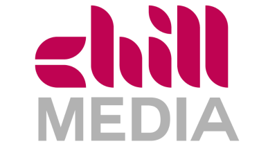 Logo 'Chill Media' z abstrakcyjnym, bordowym symbolem i szarym napisem 'MEDIA' poniżej, na białym tle. Minimalistyczny i nowoczesny design.