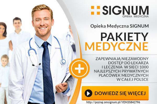 Przystojny lekarz w białym kitlu i stetoskopem na szyi, uśmiecha się na tle zespołu medycznego. Grafika reklamowa z logotypem i tekstem: Opieka Medyczna Signum, pakiety medyczne, zapewniające...