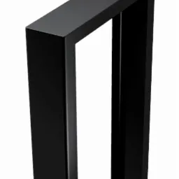 Czarna, minimalistyczna konstrukcja stalowa w kształcie litery U z logo na górnej belce, na białym tle. Detal wykończenia i precyzja wykonania.