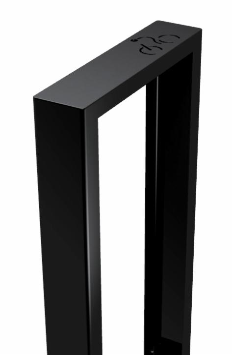 Czarna, minimalistyczna konstrukcja stalowa w kształcie litery U z logo na górnej belce, na białym tle. Detal wykończenia i precyzja wykonania.