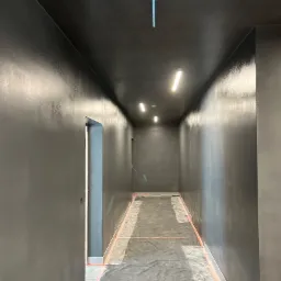 Malowanie korytarzy na kolor grafitowy