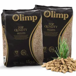 Dwa worki pelletu Olimp Top Quality 15kg na białym tle, z wysypanym pelletem i źdźbłem trawy. Ciemne worki z grafiką pelletu i certyfikatami EN Plus i DIN Plus.