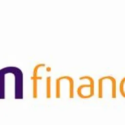 Logo Open Finance: fioletowy napis 'open' i pomarańczowy 'finance', obok stylizowany kwiat i łuk w kolorze szarym na białym tle. Minimalistyczny design.