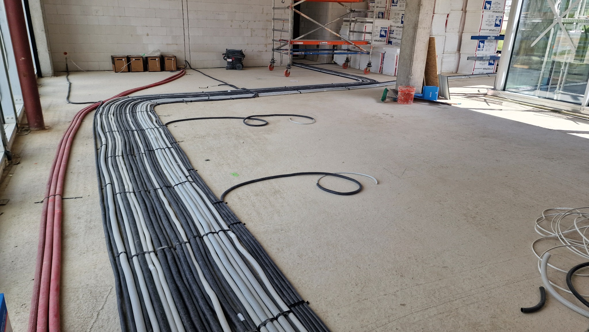 Układanie podposadzkowej instalacji elektrycznej dla Klienta