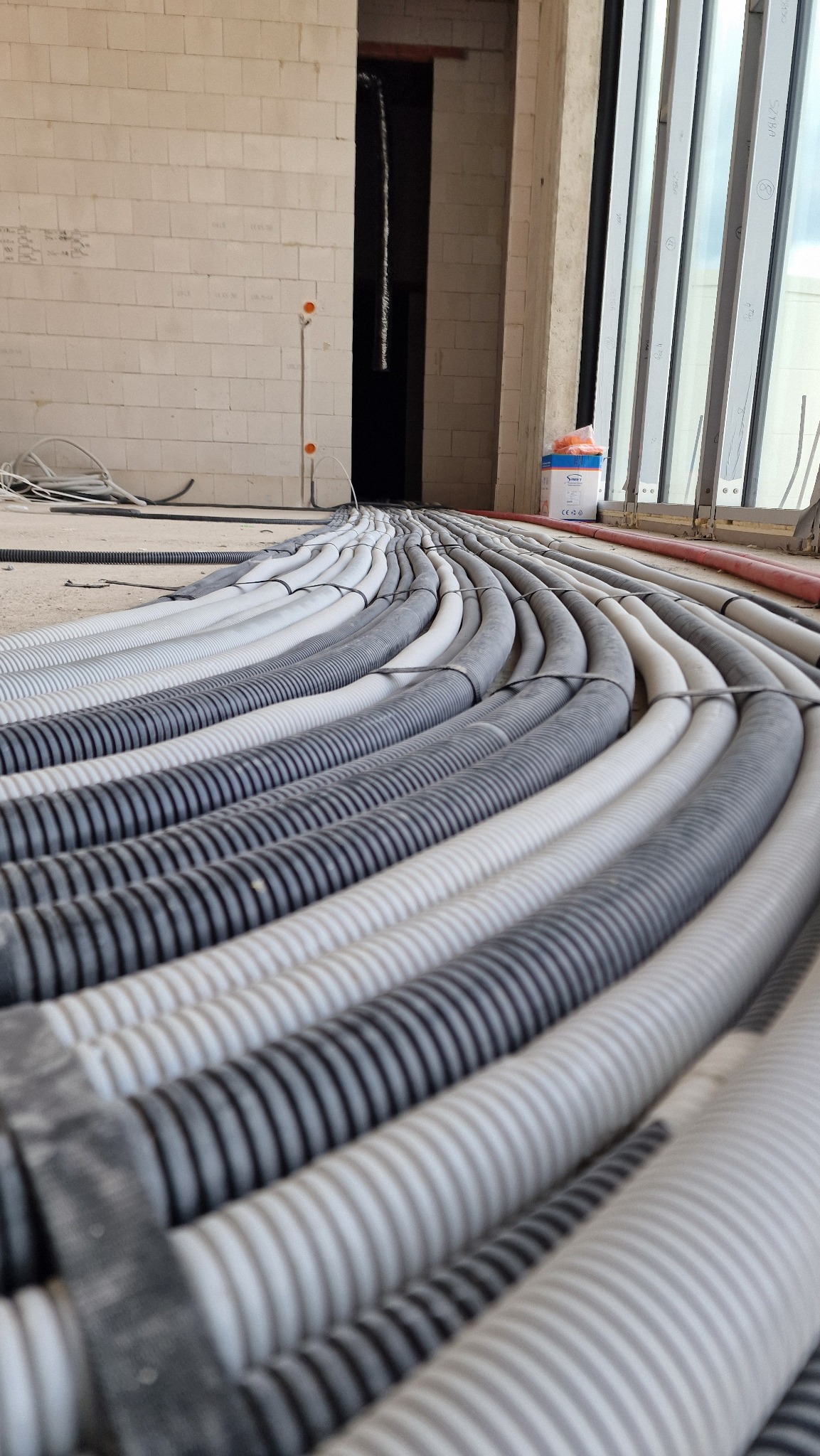 Podposadzkowe prowadzenie instalacji elektrycznej