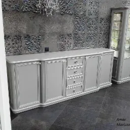 Szara komoda z szufladami i szafkami oraz przeszklona witryna w klasycznym stylu, na tle ściany z dekoracyjnymi panelami i żyrandolem.