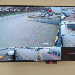 Nar-Elektro Mariusz Narożnicki - Ekran monitora z widokiem z kilku kamer monitoringu wizyjnego, pokazujący plac manewrowy, parking i fragment budynku.