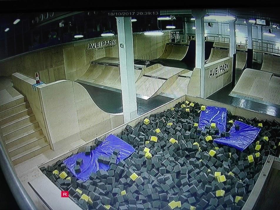 Kamera monitoringu w skateparku AVE Park w Krakowie, widok na rampy i basen z gąbkami zabezpieczonymi niebieską folią.