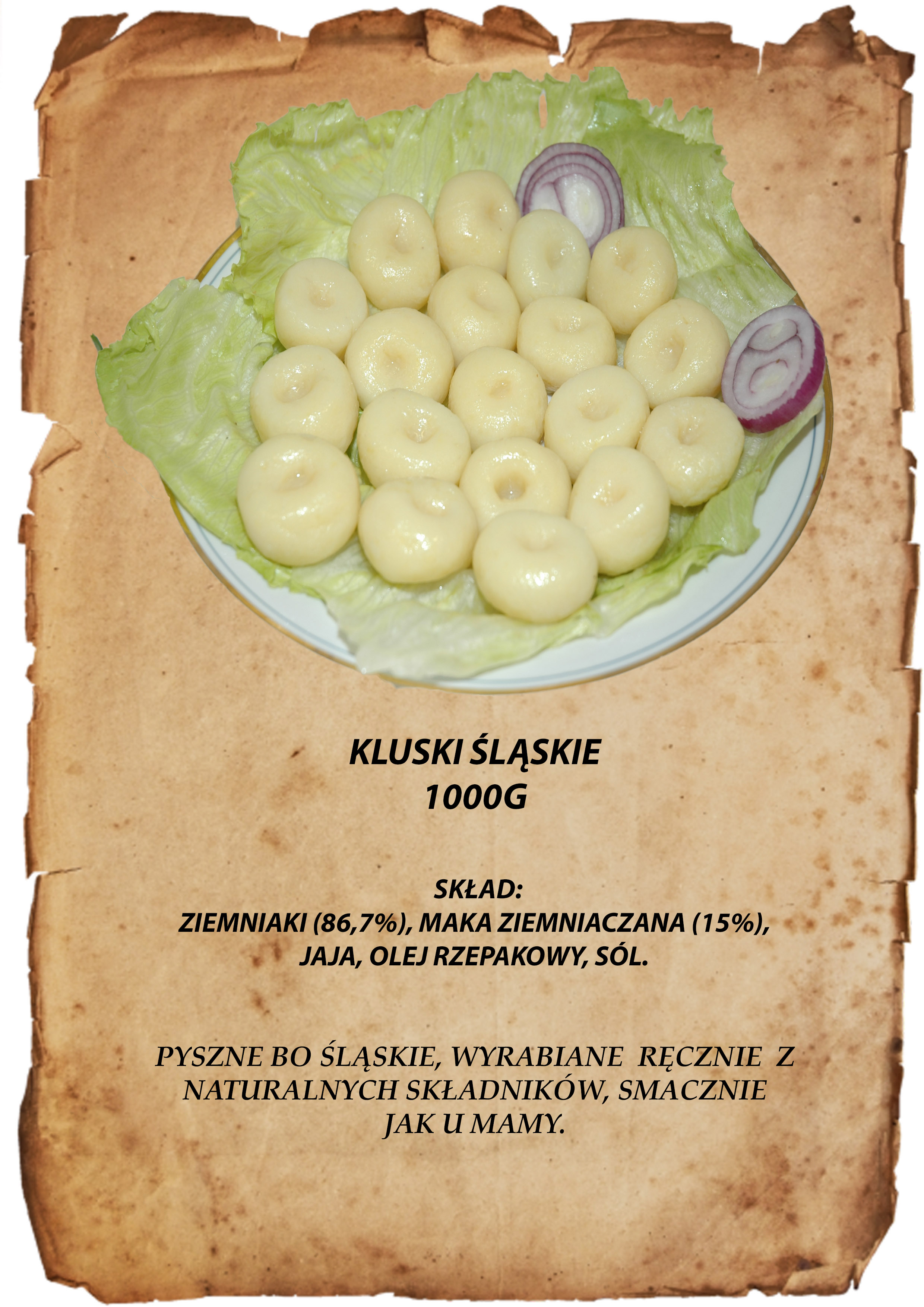 Kluski śląskie ułożone na sałacie i talerzu z dodatkiem krążków czerwonej cebuli, prezentowane na tle imitującym stary pergamin ze składem i opisem.