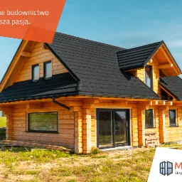 Drewniany dom z czarnym dachem na tle zielonego terenu i błękitnego nieba, widoczne okna z czarnymi ramami, na pierwszym planie teren budowy i logo firmy.