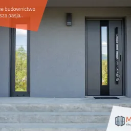 Nowoczesne wejście do domu z szarymi ścianami, oknem i drzwiami z przeszkleniem, ozdobnym uchwytem oraz logo firmy budowlanej w rogu.