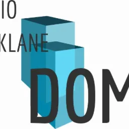 Logo firmy Studio Szklane Domy z dwoma niebieskimi, szklanymi blokami w tle. Napis czarną czcionką.