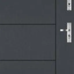 Ciemnoszare, nowoczesne drzwi z poziomymi panelami i srebrną klamką, widoczne z bliska. Minimalistyczny design i proste linie.