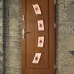 Brązowe drzwi wejściowe z czterema ukośnymi, białymi wstawkami na tle szarej ściany z kamienia dekoracyjnego i schodów wejściowych.