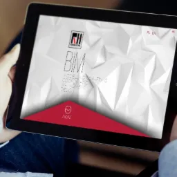 Tablet trzymany w dłoniach wyświetla stronę internetową z geometrycznym tłem w odcieniach bieli i logo firmy konsultingowej, z widocznym tekstem 'BIM' oraz 'Modelling, Drafting, Coordination...