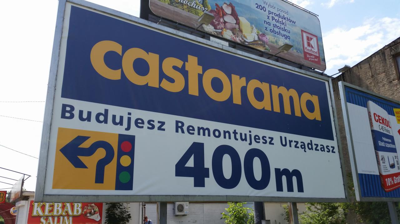 Billboard Castorama z informacją: Budujesz, remontujesz, urządzasz? 400m. Na górze reklama Kaufland z produktami z Polski. Obok reklama Cekol C-45 Finisz.