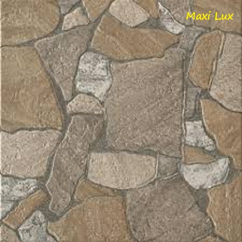 Dekoracyjna okładzina ścienna imitująca naturalny kamień w odcieniach beżu i szarości. Nieregularne kształty kamieni tworzą unikalną teksturę. Widoczny napis 'Maxi Lux'.