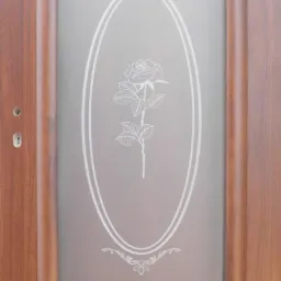 Drewniane drzwi wewnętrzne z szybą zdobioną motywem róży w owalnej ramce.