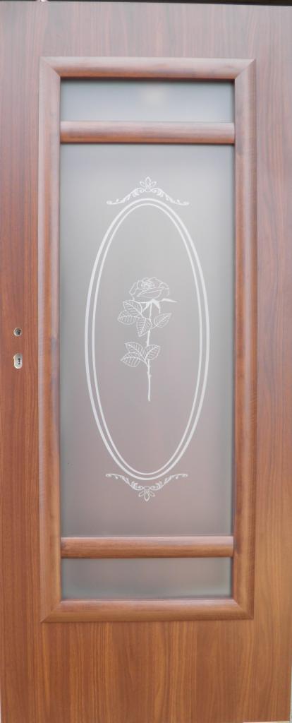 Drewniane drzwi wewnętrzne z szybą zdobioną motywem róży w owalnej ramce.