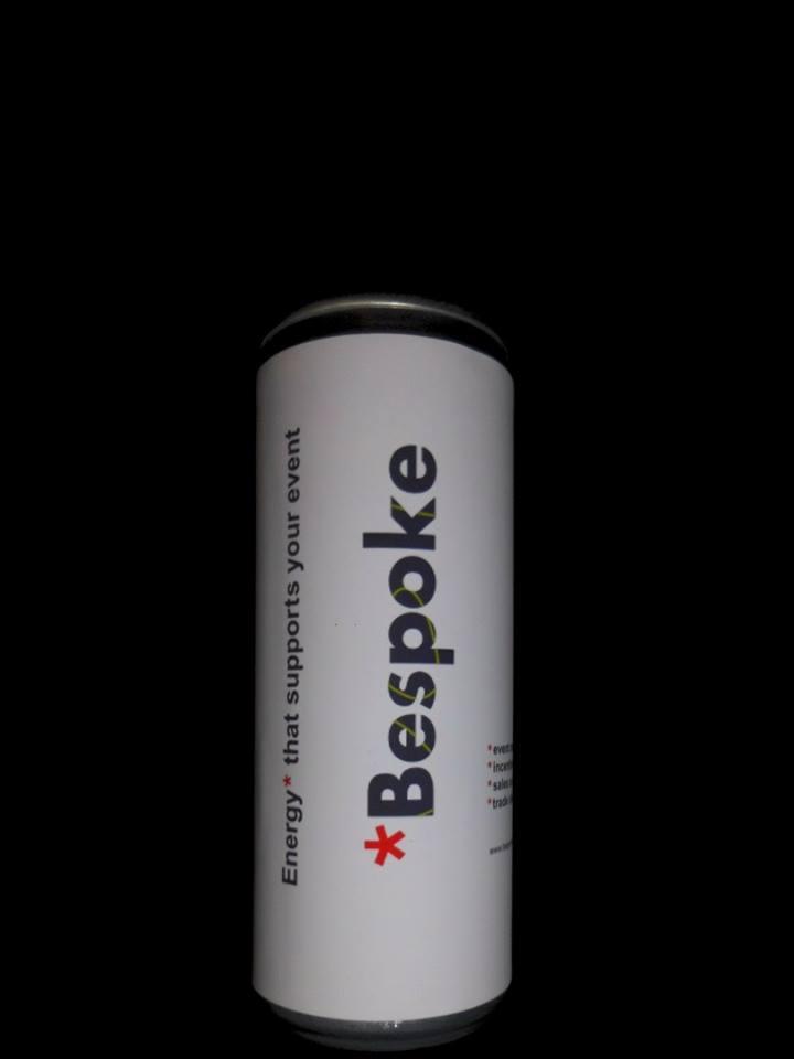 Puszka z napojem energetycznym 'Bespoke' z pionowym brandingiem na białym tle, wspierającym wydarzenia. Minimalistyczny design na czarnym tle.