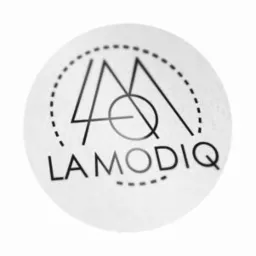 Czarno-białe logo 'LAMODIQ' w okręgu z przerywaną linią, minimalistyczny projekt graficzny.