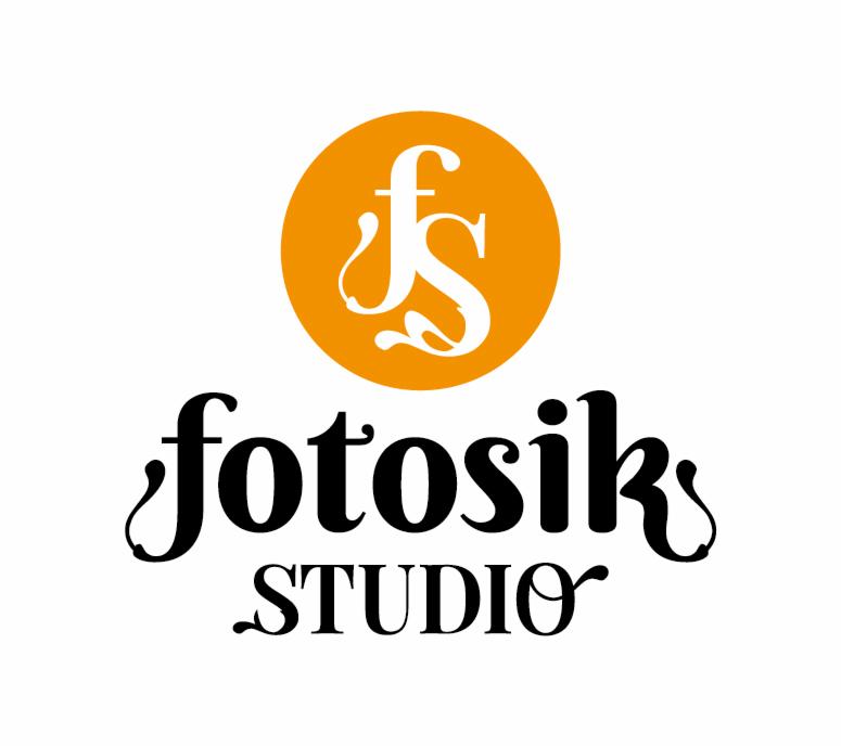 Eleganckie logo studia fotograficznego: pomarańczowe koło z białym monogramem 'FS' nad nazwą 'fotosik' z dopiskiem 'STUDIO' poniżej.