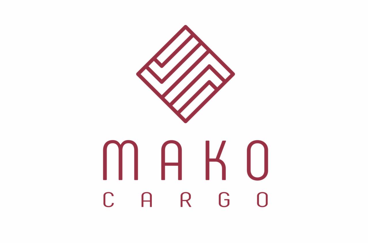 Logo firmy MAKO CARGO z geometrycznym symbolem rombu powyżej nazwy, utrzymane w bordowej kolorystyce na białym tle.