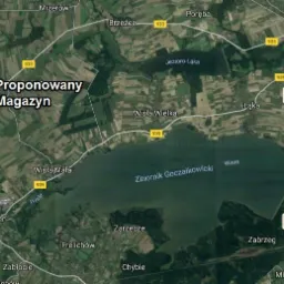Mapa satelitarna z zaznaczoną lokalizacją proponowanego magazynu w pobliżu Pawłowic, z odległościami do dróg DK nr 81, DK nr 1 i drogi S1.