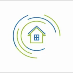 Minimalistyczne logo domu w okręgach, z zielonym konturem budynku i niebieskim dachem oraz oknem, otoczone niebieskimi i zielonymi liniami na białym tle.