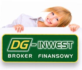Uśmiechnięta blondynka prezentuje logo DG-Invest Broker Finansowy na zielonym tle. Kobieta w koszuli w paski, leży na białym tle, z widocznym znakiem firmowym.