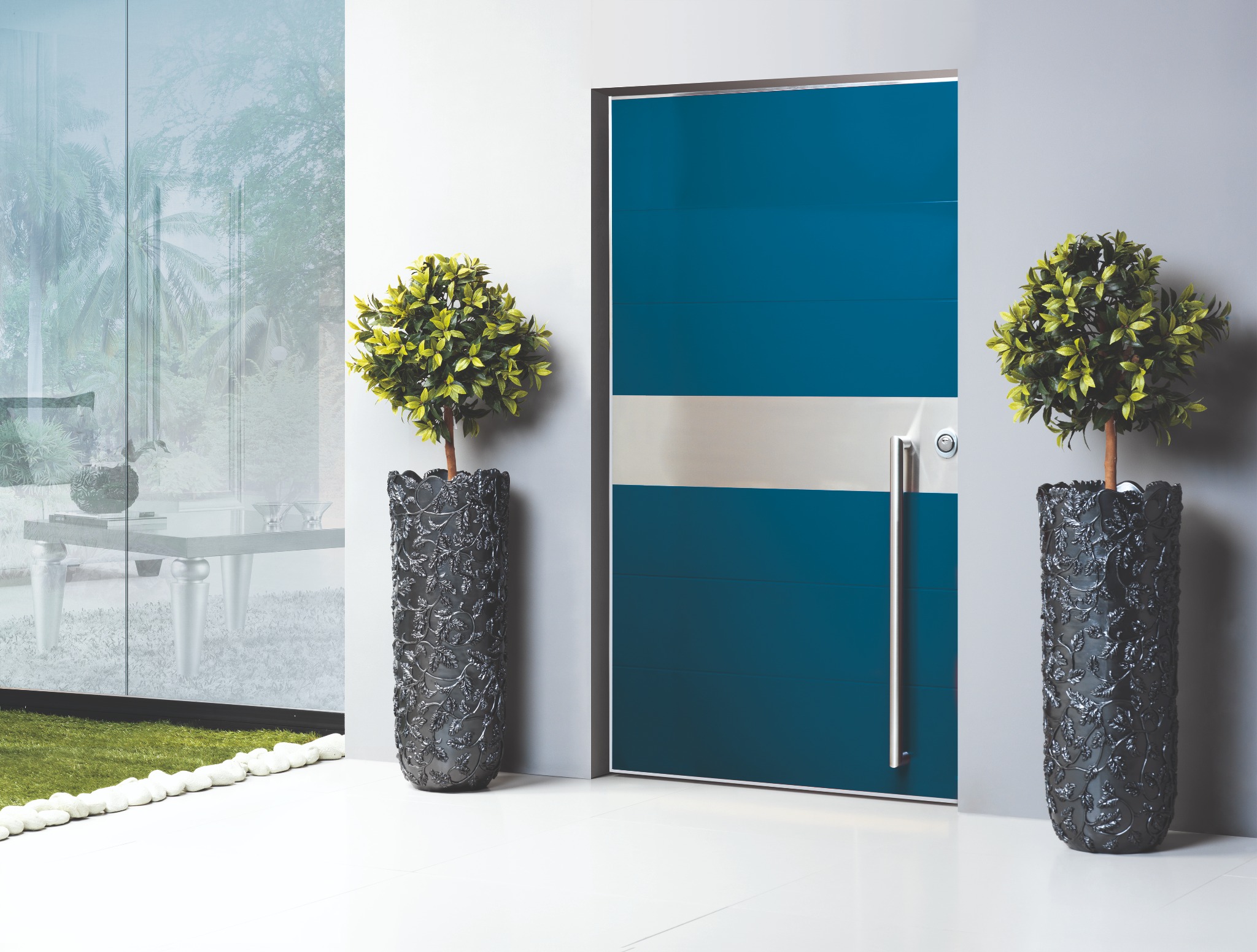 Nowoczesne, błękitne drzwi z poziomymi panelami i srebrnym pasem, widziane z perspektywy wnętrza, flankowane przez dekoracyjne, ciemne donice z roślinami.