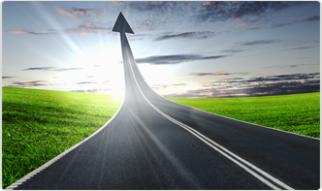 Asfaltowa droga z podwójną linią, wznosząca się ku niebu i przekształcająca w strzałkę. Zielone wzgórza i błękitne niebo z promieniami słońca w tle.