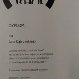 Dyplom dla Jana Dąbrowskiego, laureata konkursu Jakość nie Jakość, przyznany za najwyższą jakość obsługi klienta i wyniki sprzedażowe, z logo PZU w prawym górnym rogu.