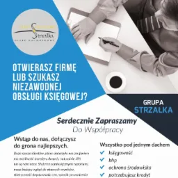 Ujęcie z góry: osoby przy biurku omawiające dokumenty, filiżanka kawy, w tle logo biura rachunkowego na reklamie.